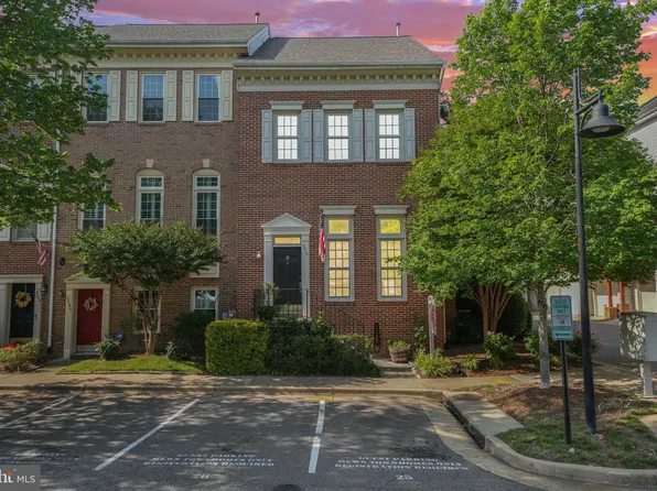 2410 Garnett Dr, Alexandria, VA 22311