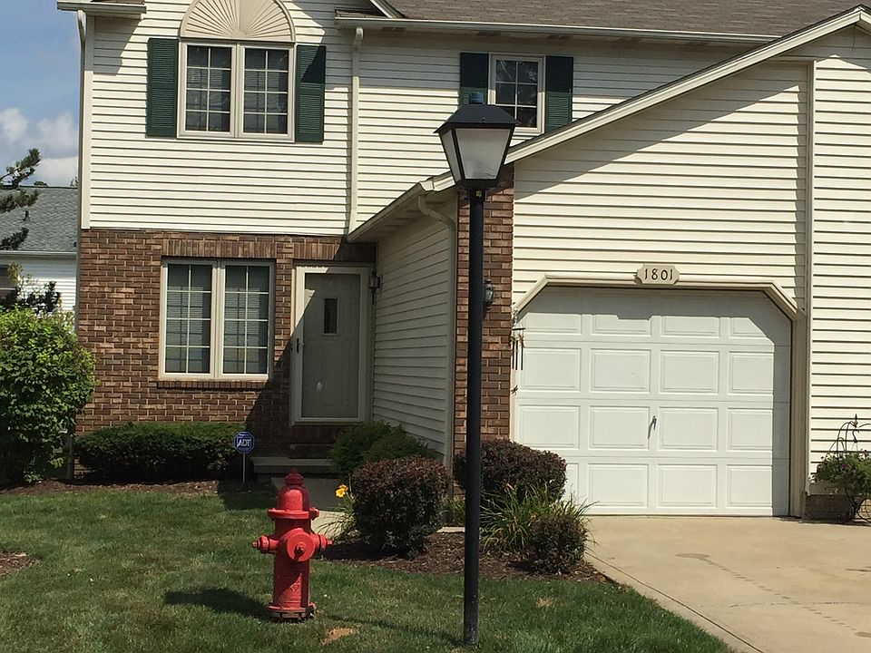 Front entrance w/ garage