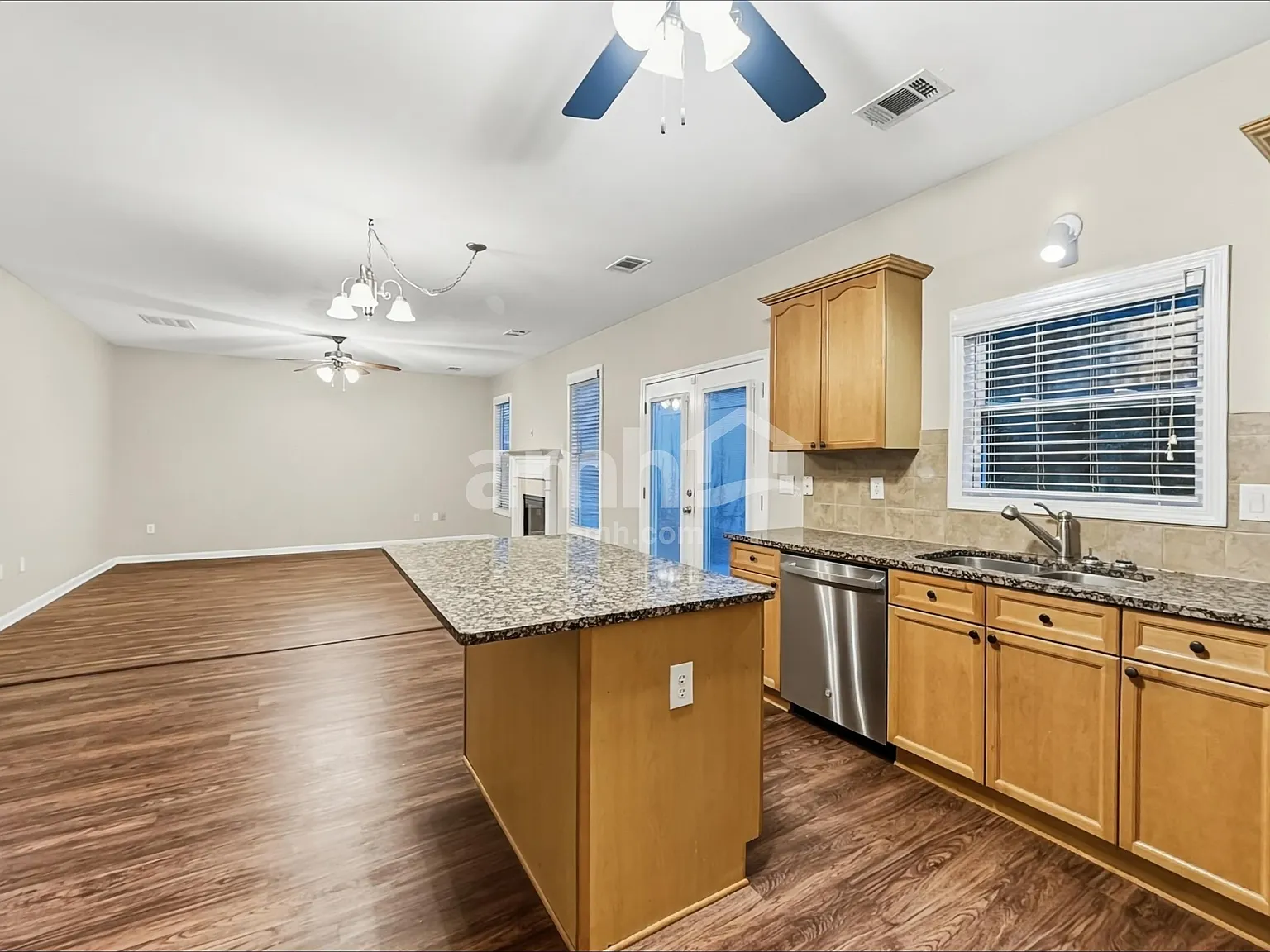 4 bed, 2.5 bath, 2416 sqft, $2,405 — Photo 4