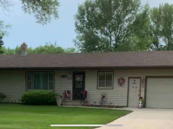 515 4th St SE, Hillsboro, ND 58045