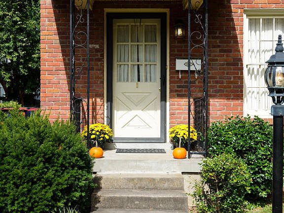 3rd image of 2015 Gladstone Ave