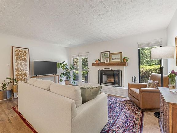 2nd image of 913 Tuxworth Cir