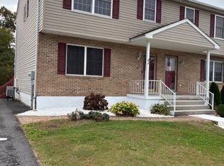 27 Quinter Ln, Temple, PA 19560