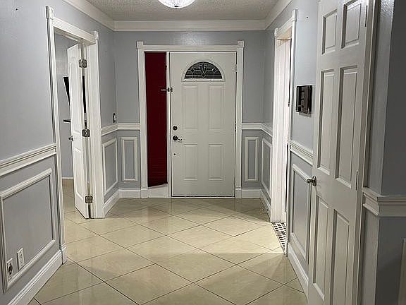 5th image of 218 Deer Lake Cir