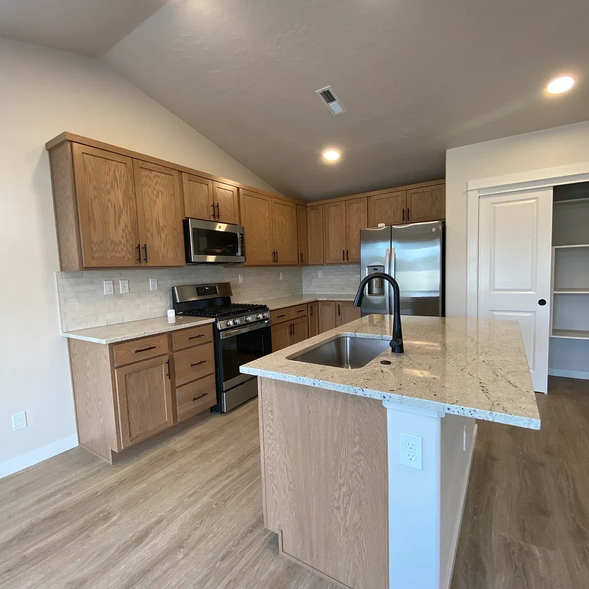 3 bed, 1408 sqft, $2,295 — Photo 4