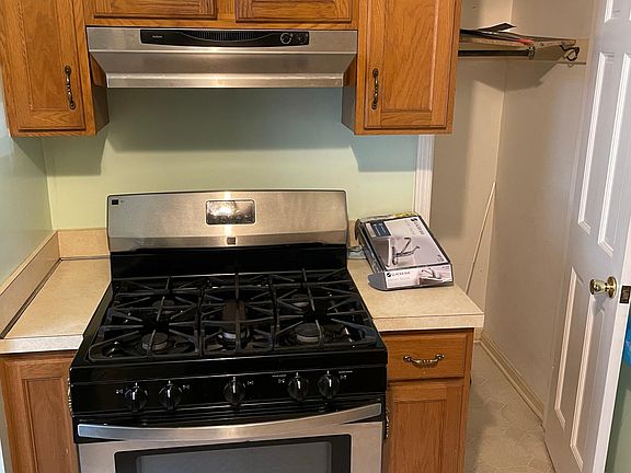 3rd image of 325 Berea St #B