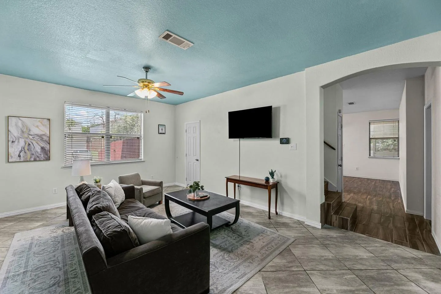 Stunning Fort Worth home in a sought-after neighborhood — Photo 3