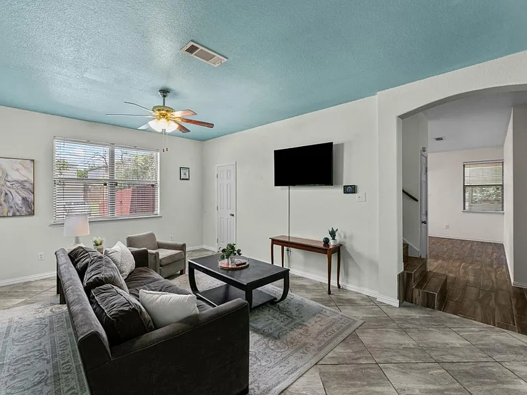 8101 Southern Pine Way — Photo 3