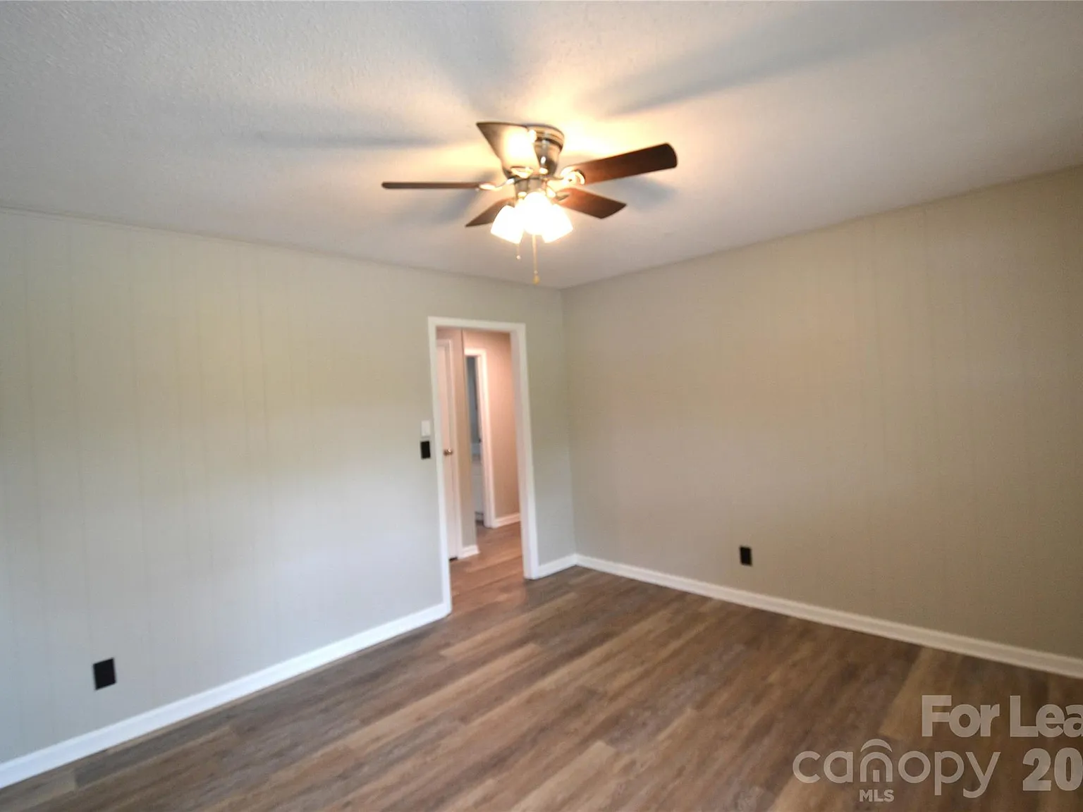 2 bed, 1.0 bath, 715 sqft, $995 — Photo 3
