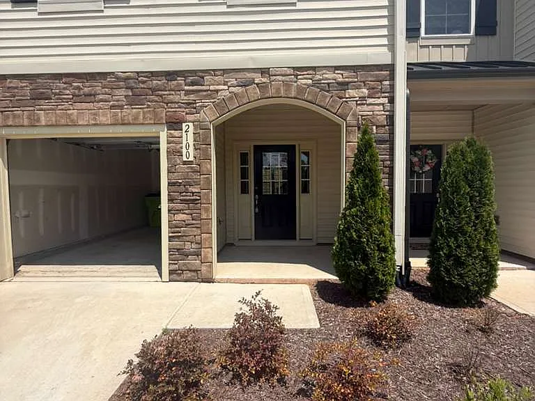 2100 Solana Woods Dr — Photo 4