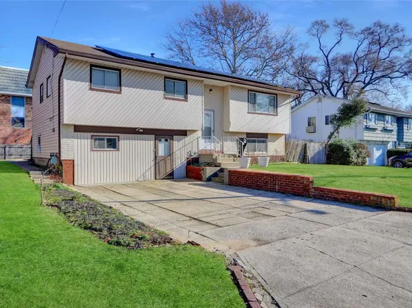 391 Nelligan Court, North Babylon, NY 11703