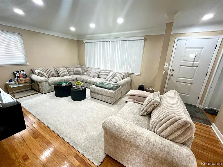 31015 Dorais St — Photo 3