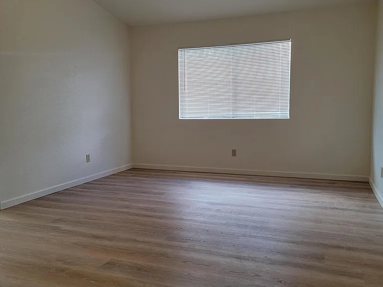 9689 N Donegal Pl — Photo 10