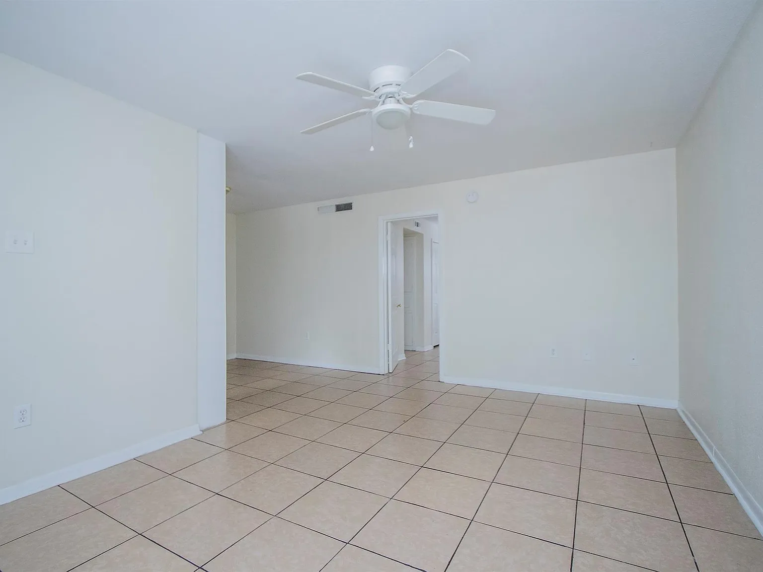 1 bed, 1.0 bath, 700 sqft, $925 — Photo 2