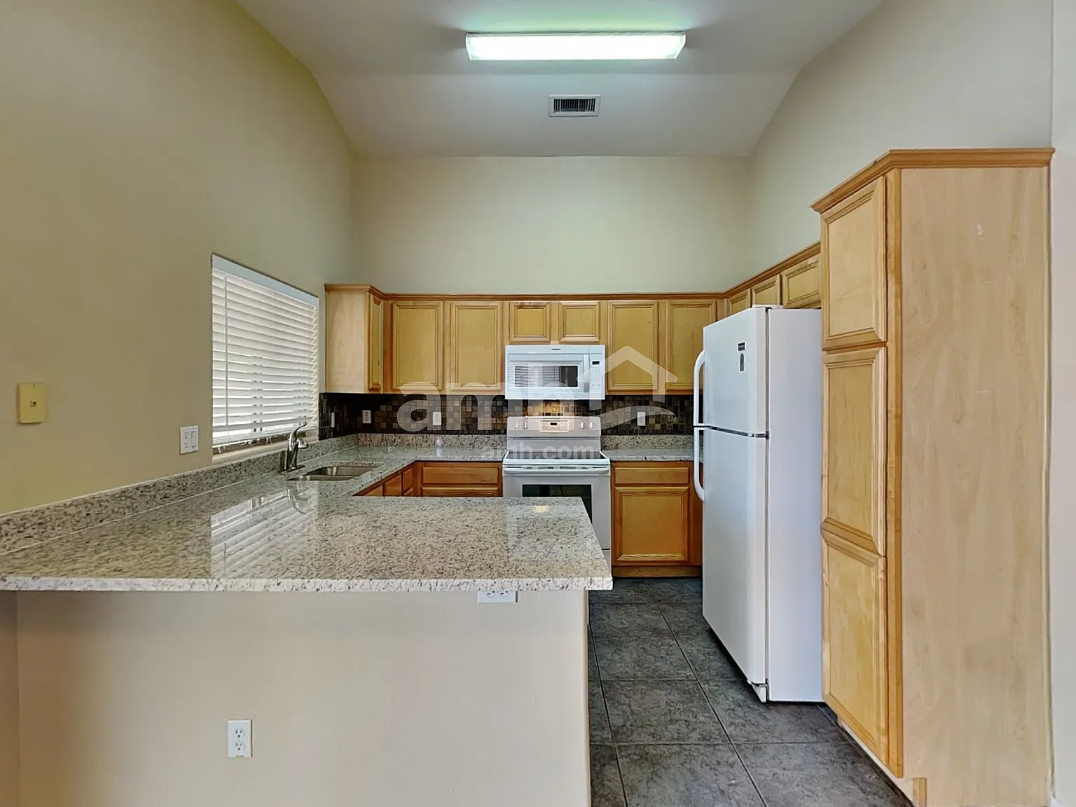 3 bed, 2.0 bath, 1564 sqft, $2,020 — Photo 3