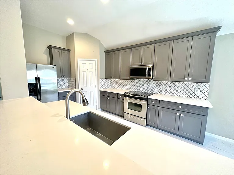 20902 Avery Cove Ln — Photo 6