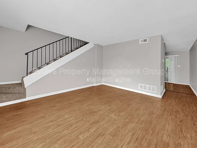 696 Hobbs Dr — Photo 4