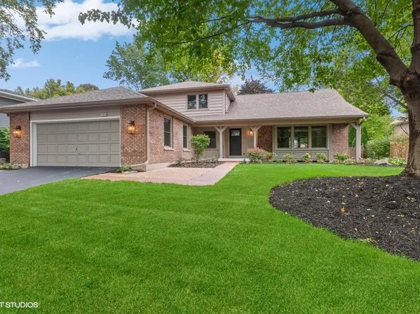 1012 Williamsburg Dr, Naperville, IL 60540
