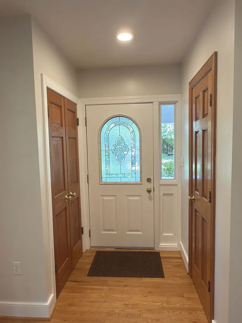 Charming 2 Bed 1.5 Bath Home For Rent In Round Hill — Photo 4