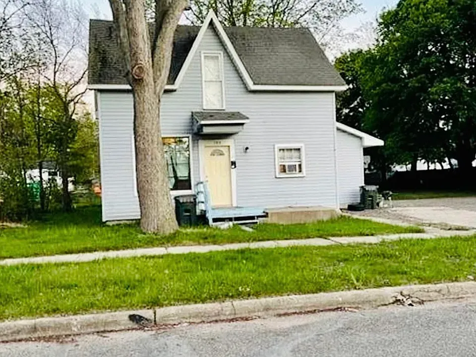 E Isabella Ave