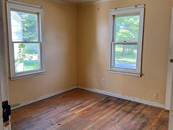 5th image of 256 Flora Dr