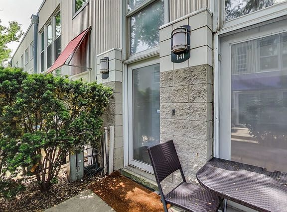 4th image of 1300 W Altgeld St #141