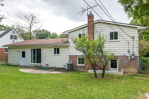 3rd image of 1325 Kuehnle Ave