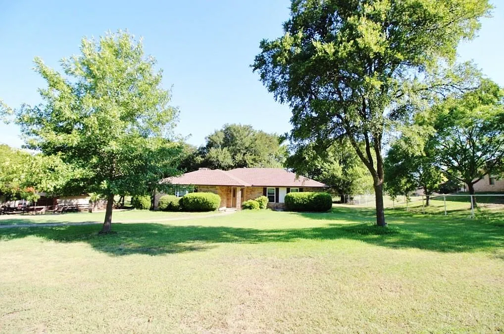 3 bed, 1645 sqft, $2,100 — Photo 2