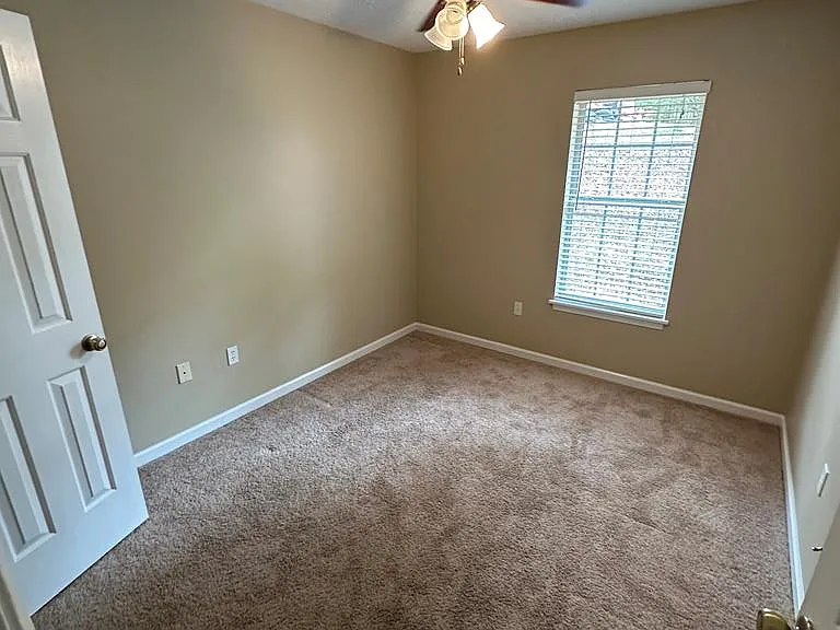 910 Crawford Cir — Photo 15