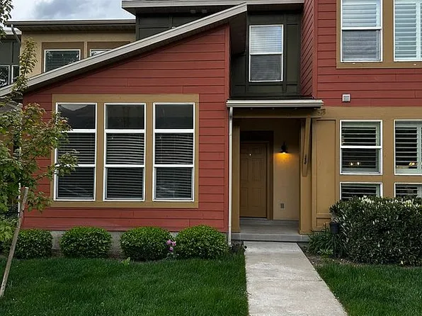 1105 N Stillwater Dr, Farmington, UT 84025