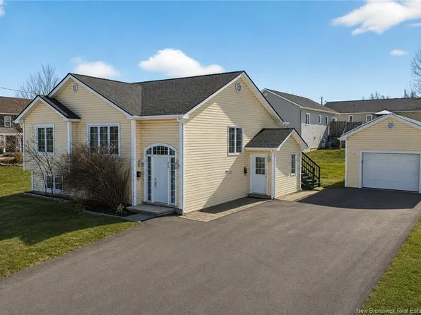 645 Melanson Rd, Dieppe, NB E1A 1A5