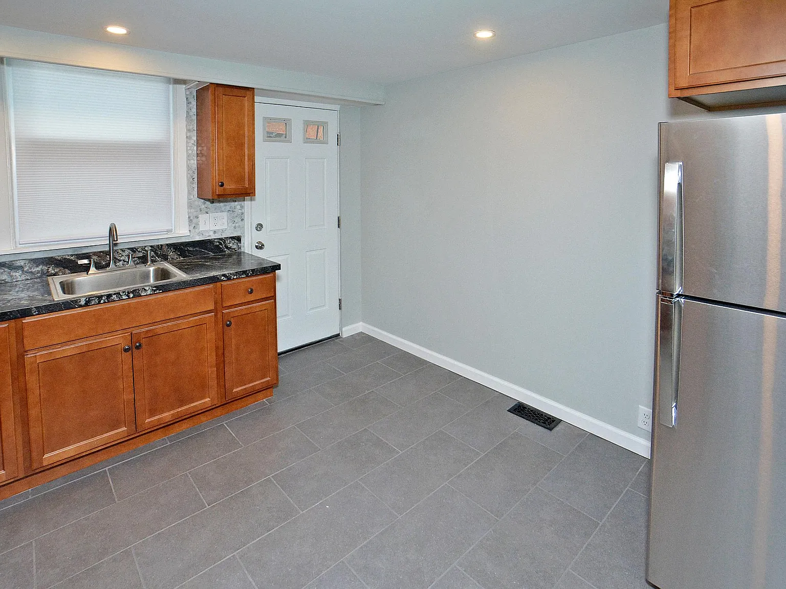 2 bed, 1.5 bath, 884 sqft, $1,595 — Photo 4