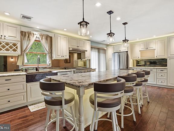 3rd image of 3965 Regina Pl