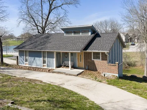 12374 Pinehurst Dr, Kansas City, KS 66109