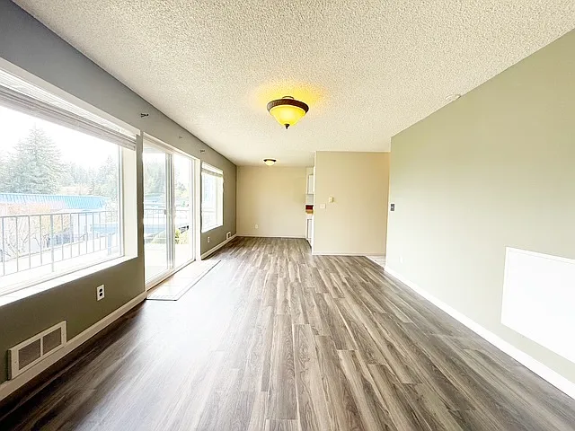 924 Shorewood Dr — Photo 4