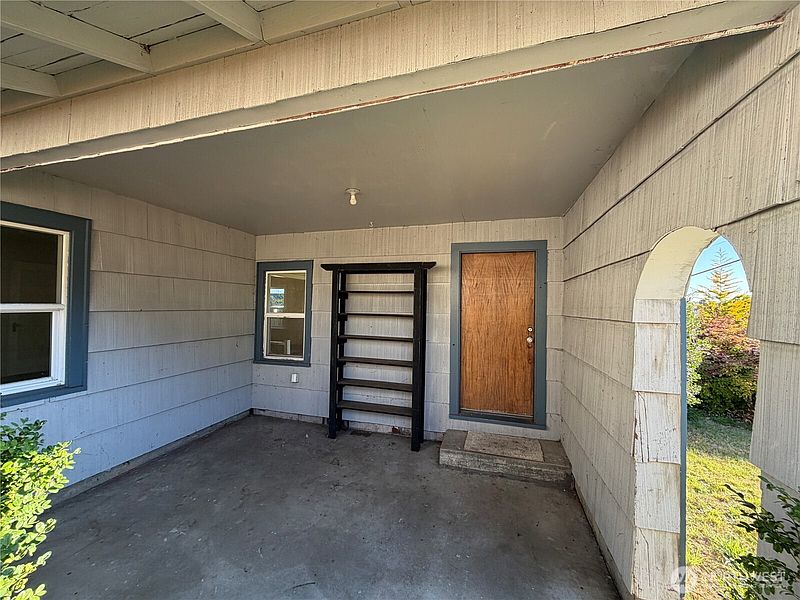 3rd image of 712 Puget Street NE