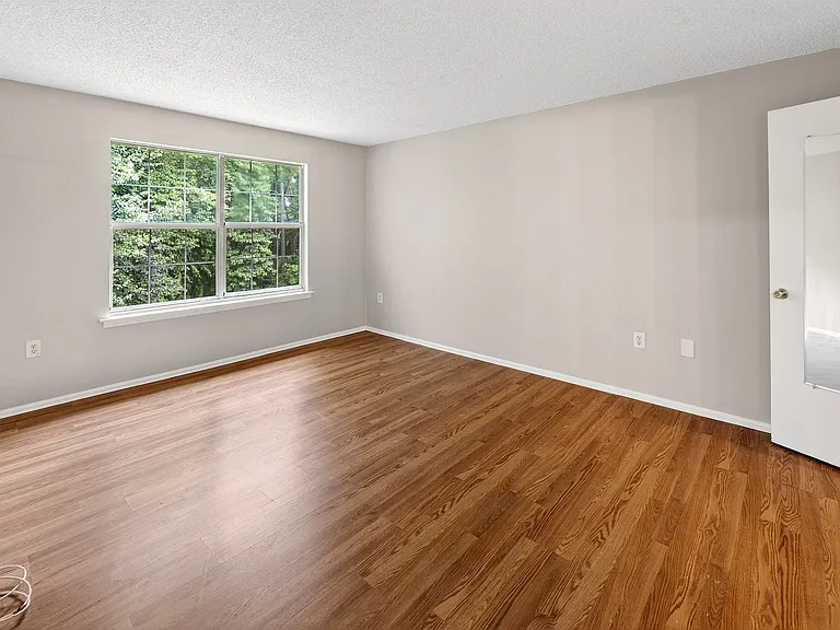 Very Large primary bedroom
