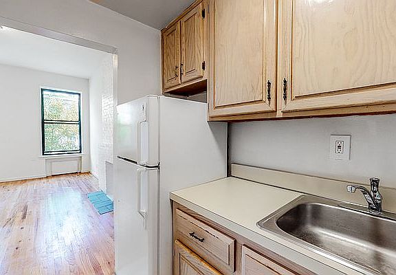 2nd image of 26 W 85th St APT 7