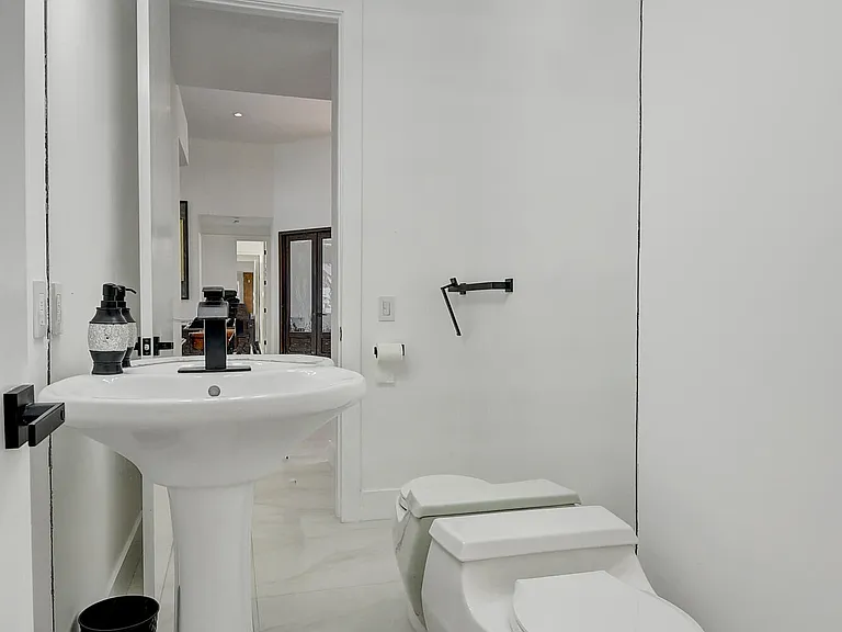8320 Desmond Dr — Photo 14