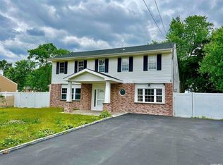 20 Stepney Ln, Brentwood, NY 11717