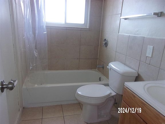 5th image of 9823 Lawnview Dr