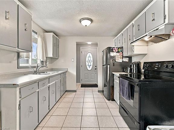 4th image of 135 Cedarhill Cres