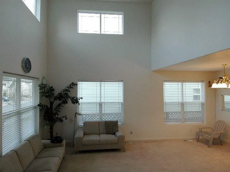4 bed, 2419 sqft, $2,895 — Photo 3