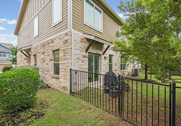 516 E Slaughter Ln — Photo 27