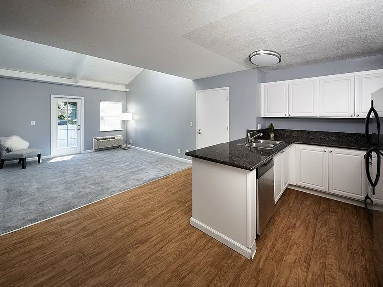555 Apartment Homes — Photo 8