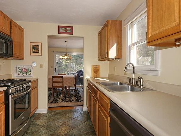 5th image of 15 Tisdale Dr