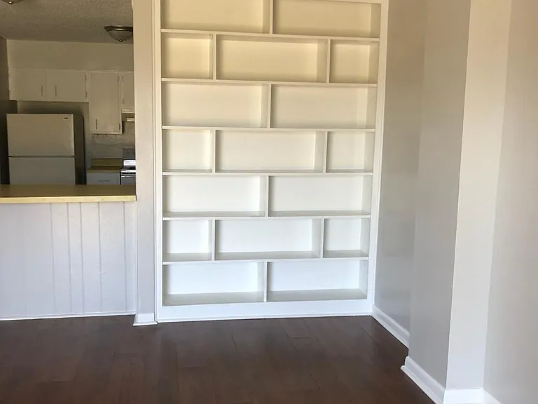 1043 Harold Dr — Photo 6