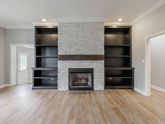 4th image of 904 W 12th St