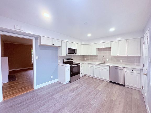 3rd image of 2450 Ione St