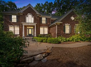 837 Mystic Woods Dr, Howell, MI 48843